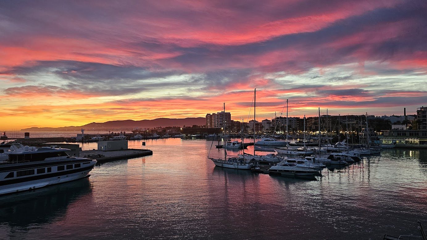Atardecer sobre el puerto deportivo de Benicarló
