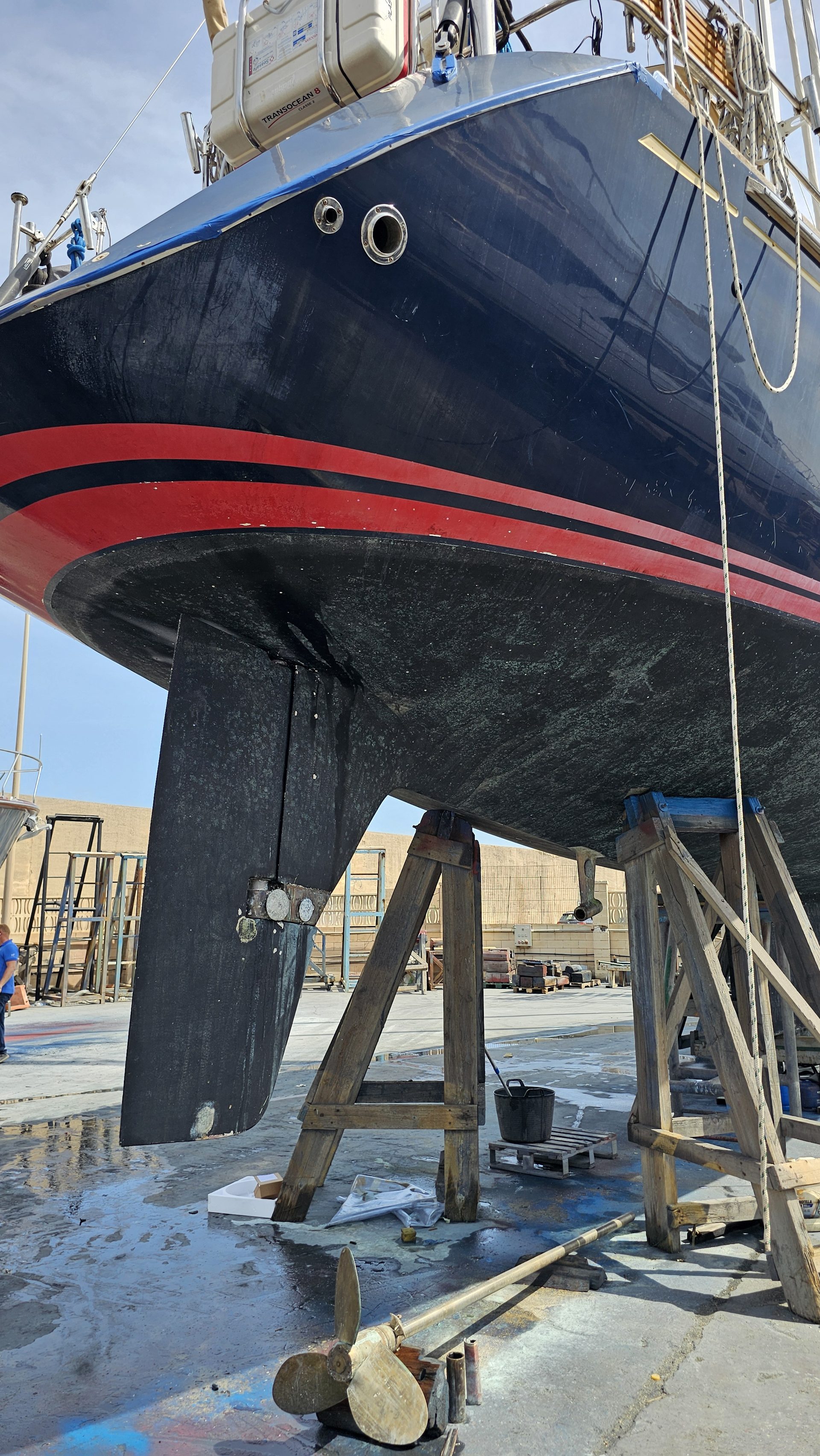 Casco con antifouling y línea de flotación