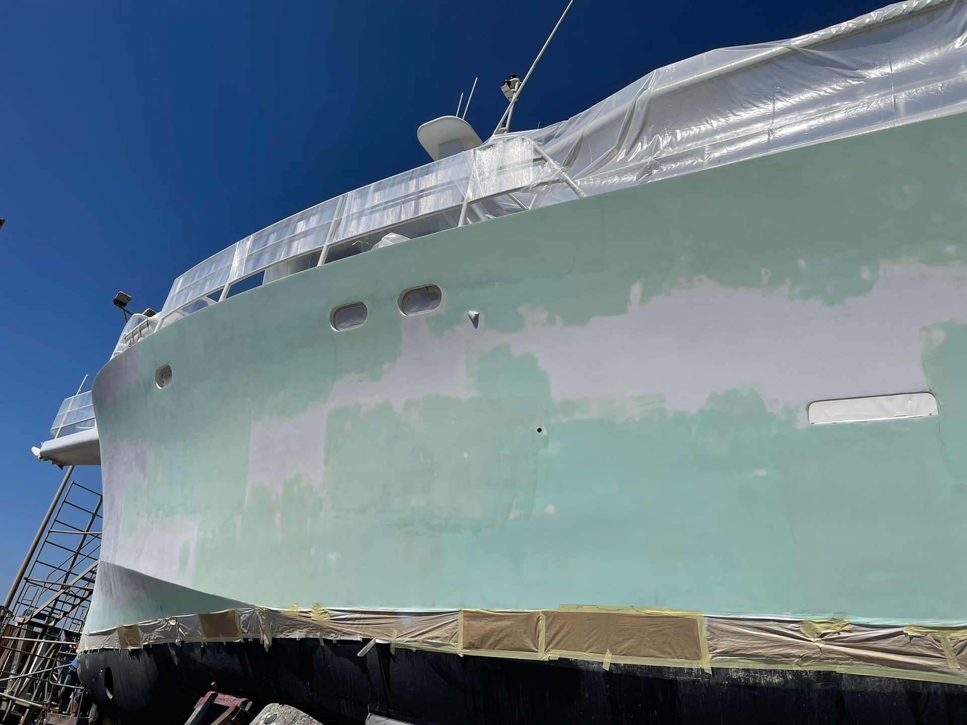 Casco de yate en proceso de imprimación y pintado