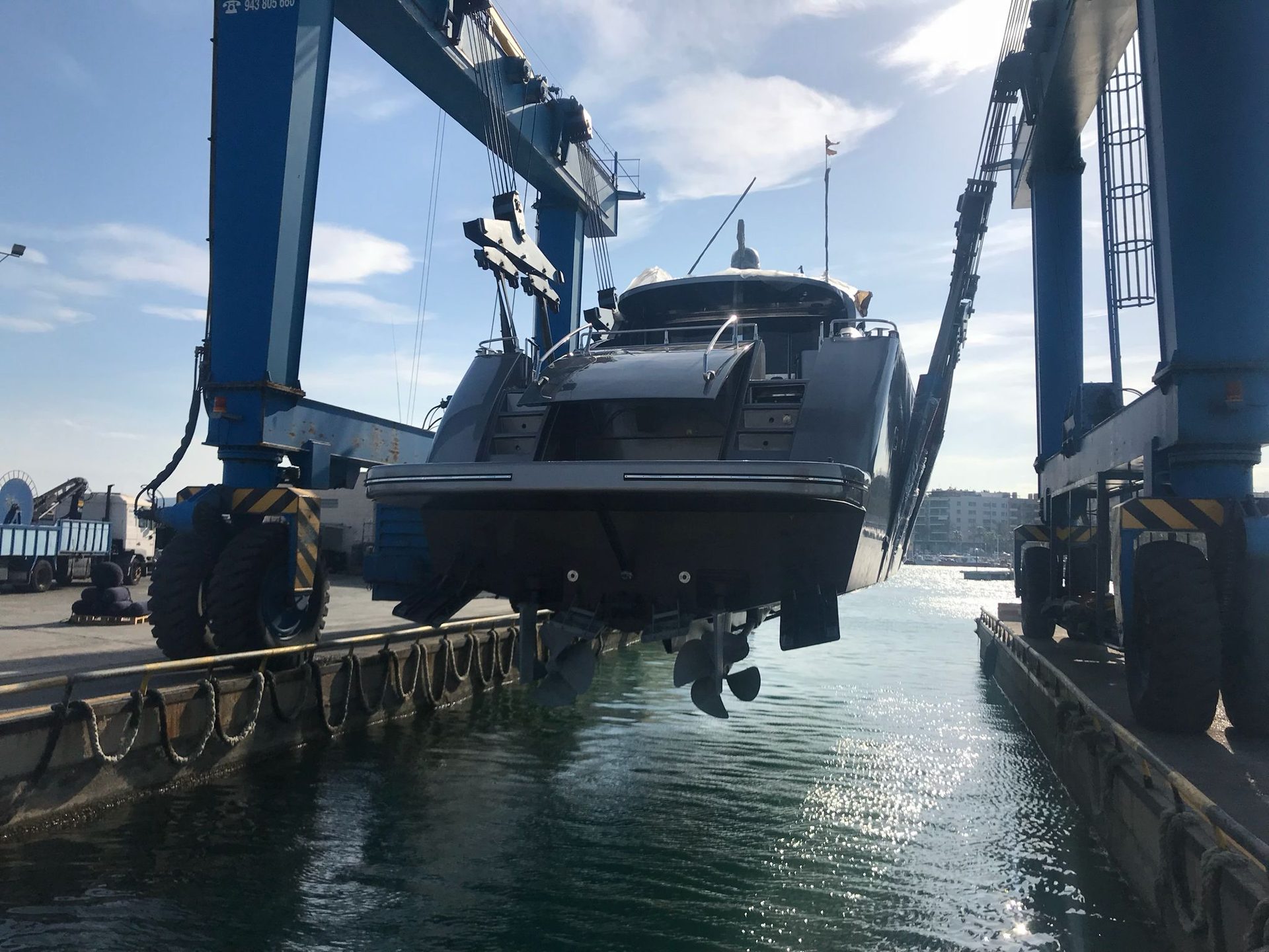 Yate de gran eslora izado con el travelift