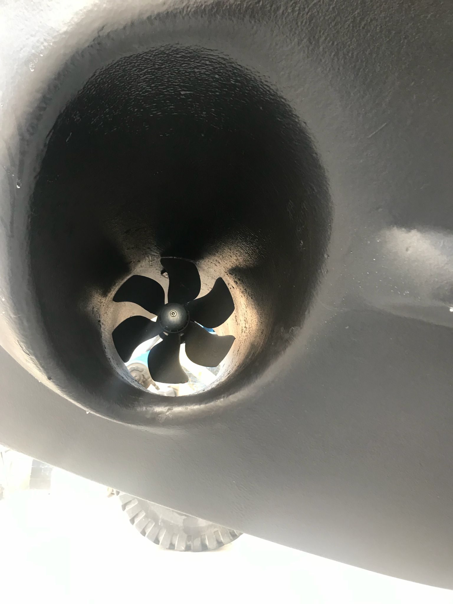 Hélice de proa en su túnel